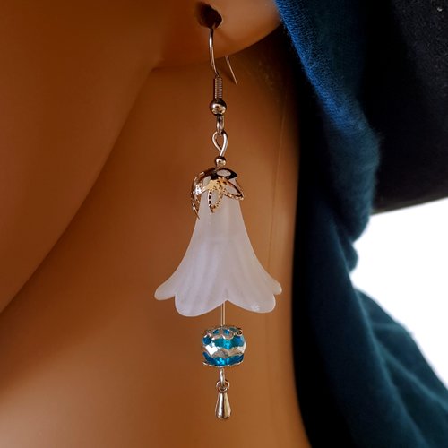 Boucle d'oreille cloche blanche, perles en verre bleu, crochet en métal acier inoxydable argenté