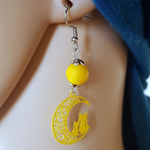 Boucle d'oreille, chat, lune émaillé jaune, perles acrylique, crochet en métal acier inoxydable argenté