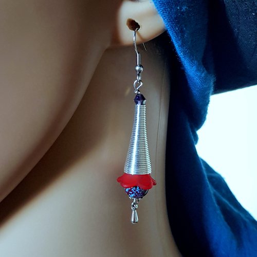 Boucle d'oreille, coupelle cône, perles en verre bleu, violet fleur rouge, crochet en métal acier inoxydable argenté