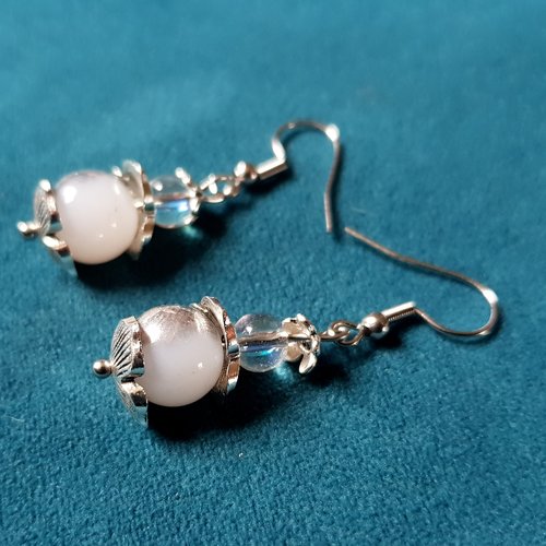 Boucle d'oreille, perles en verre argenté gris, blanc, coupelles fleur, crochet en métal acier inoxydable argenté