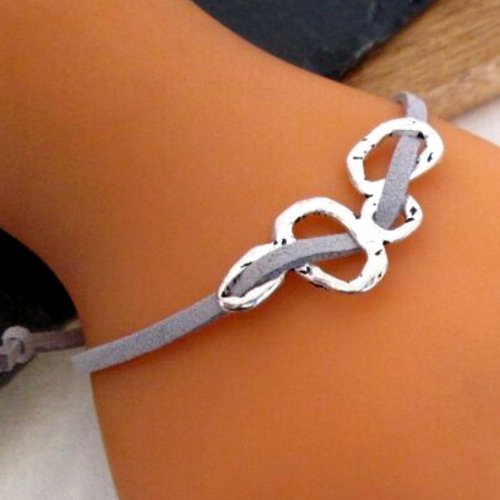 Bracelet en suédine gris, connecteur, fermoir par une perle qui coulisse en métal argenté