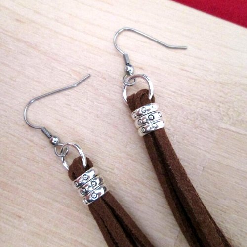 Boucle d'oreille pendante en suédine marron, perles, crochet en métal argenté