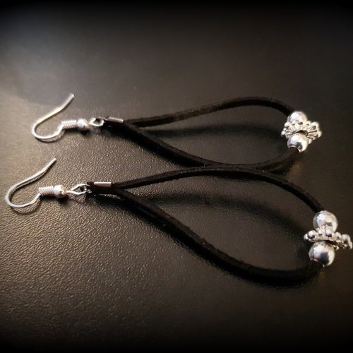 Boucle d'oreille pendante en suédine noir, perles, embout, métal argenté