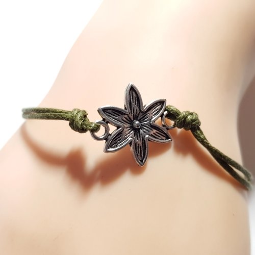 Bracelet en coton ciré vert kaki, connecteur fleur, fermoir, chaîne d’extension en métal argenté clair
