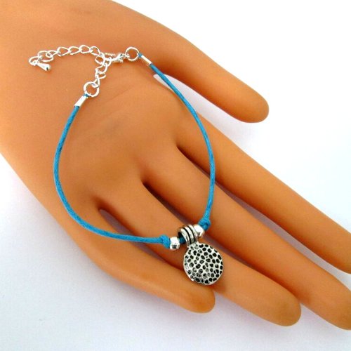 Bracelet en coton ciré bleu, connecteur médaillon rond, fermoir, chaîne d’extension en métal argenté clair