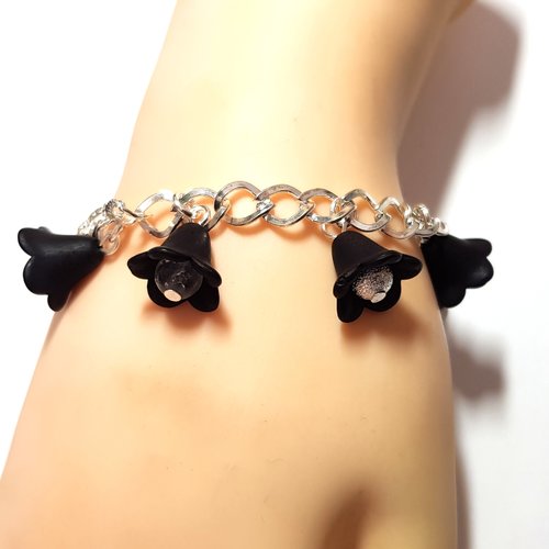 Bracelet chaîne perle en verre et coupelle fleur acrylique noir, fermoir mousqueton, chaîne, métal argenté clair