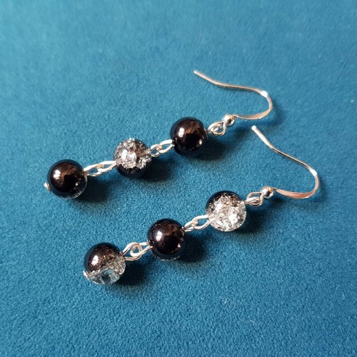 Boucle d'oreille, perles en verre noir, transparent, crochet en métal argenté