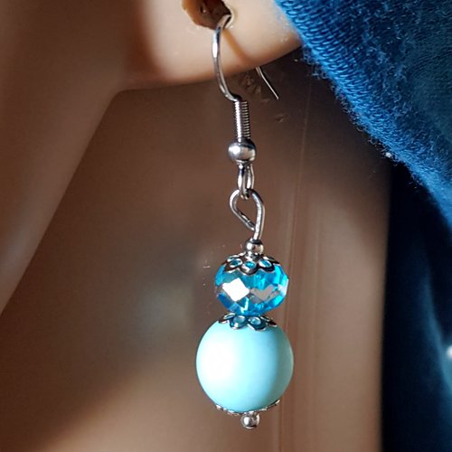 Boucle d'oreille, perles en verre argenté bleu, et acrylique, coupelles, crochet en métal acier inoxydable argenté