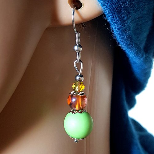 Boucle d'oreille, perles en verre orange et acrylique vert clair, coupelles, crochet en métal acier inoxydable argenté