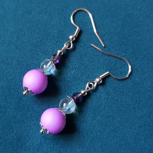 Boucle d'oreille, perles en verre transparent et acrylique violet clair, coupelles, crochet en métal acier inoxydable argenté