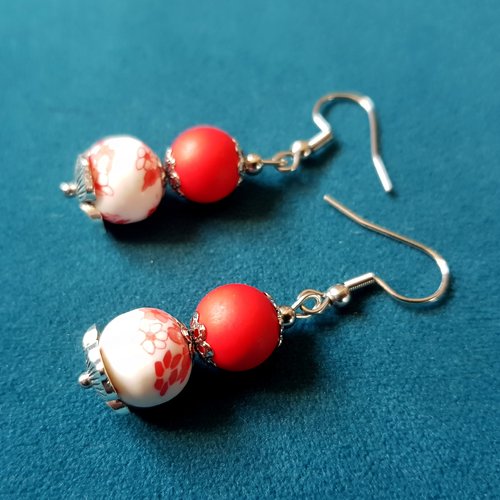 Boucle d'oreille, perles en acrylique rouge, blanc fleur, coupelles, crochet en métal acier inoxydable argenté