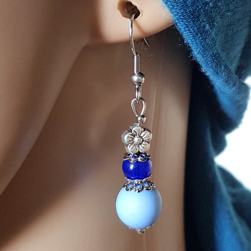 Boucle d'oreille, perles en verre bleu foncé et acrylique bleu clair, fleur, coupelles, crochet en métal acier inoxydable argenté