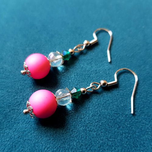 Boucle d'oreille, perles en verre transparent, vert, acrylique rose fuchsia, coupelles, crochet en métal acier inoxydable argenté