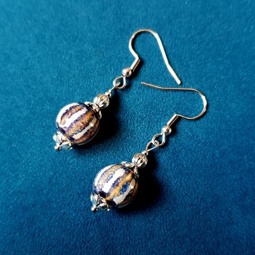Boucle d'oreille perles en terre cuit émaillé bleu, beige, écru, crochet en métal acier inoxydable argenté