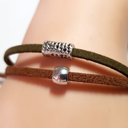 2 bracelets en suédine kaki, marron caramel, en perles métal argenté ,fermoir par une perle qui coulisse