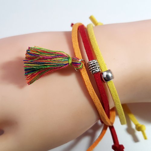 3 bracelets en suédine orange, rouge bordeaux, jaune, pompon, perles métal argenté ,fermoir par une perle qui coulisse