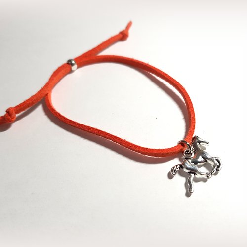 Bracelet breloque cheval, perle en suédine vieux orange, métal argenté fermoir par une perle qui coulisse