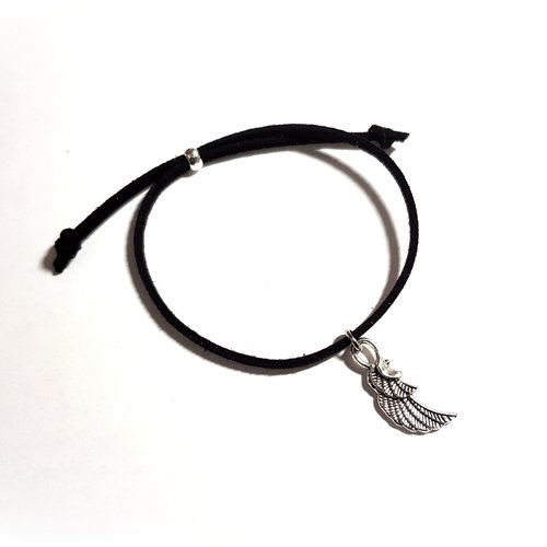 Bracelet breloque aile, perle en suédine noir, métal argenté fermoir par une perle qui coulisse