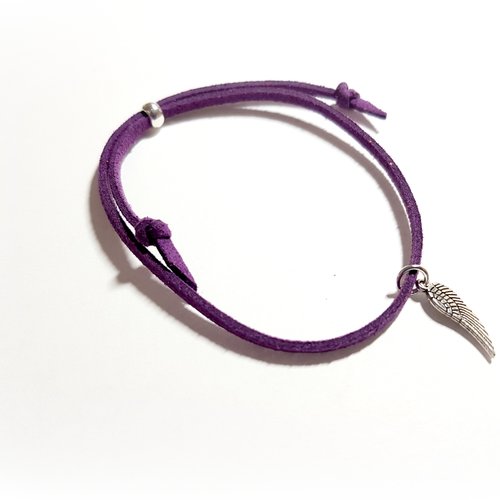 Bracelet breloque aile, perle en suédine violet, métal argenté fermoir par une perle qui coulisse