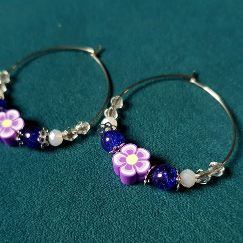 Boucle d'oreille créole, perles en acrylique fleur blanc, violet, transparent, métal acier inoxydable argenté