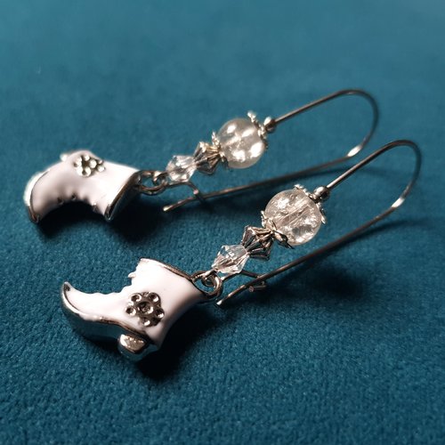 Boucle d'oreille botte de noël 3d émaillé blanc, perles en verre, crochet en métal acier inoxydable argenté