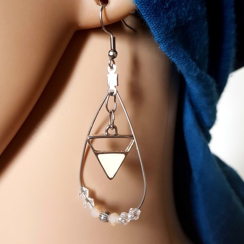 Boucle d'oreille triangle émaillé écru, perles en verre, crochet en métal acier inoxydable argenté