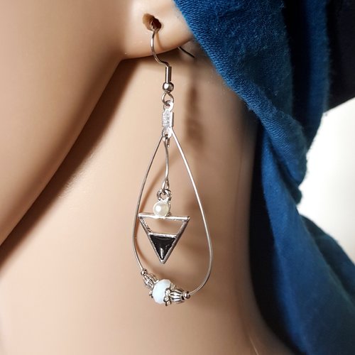 Boucle d'oreille triangle émaillé noir, perles en verre blanche, crochet en métal acier inoxydable argenté