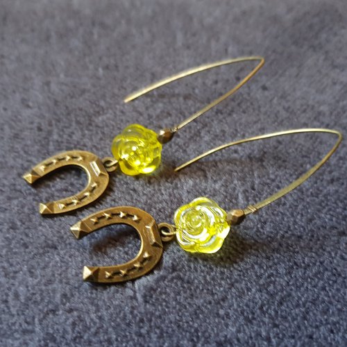 Boucle d'oreille fer à cheval, perles en acrylique fleurs jaune, crochets en métal bronze