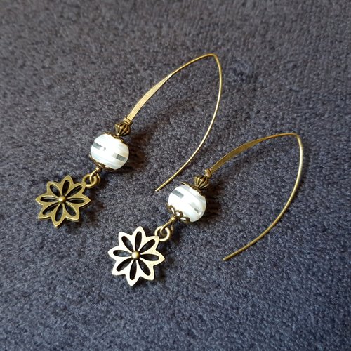 Boucle d'oreille fleurs, perles en acrylique blanche et transparente, métal bronze