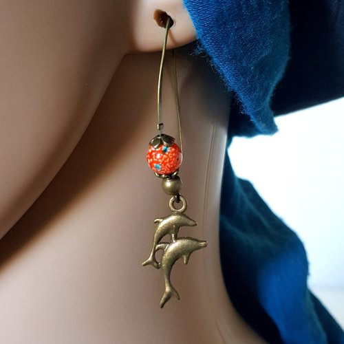 Boucle d'oreille dauphin perles en verre orange, bleu, crochets en métal bronze