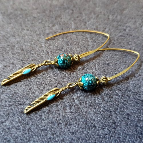Boucle d'oreille plume, perles en verre bleu, noir, crochets en métal bronze