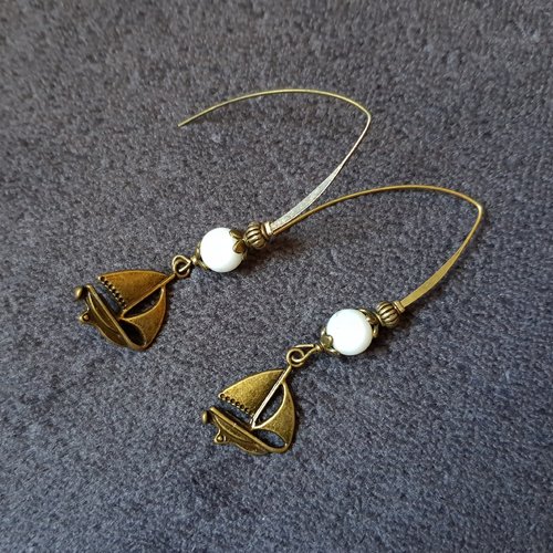 Boucle d'oreille barre de bateau, perles en verre  blanche, crochets en métal bronze