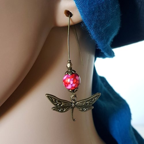 Boucle d'oreille libellule, perles en acrylique rouge, rose,  crochet en métal bronze