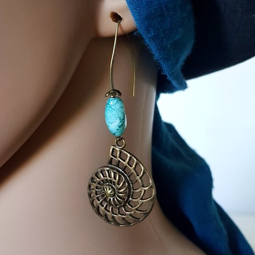 Boucle d'oreille escargot de mer ajouré, perles en verre  turquoise marbré, crochets en métal bronze