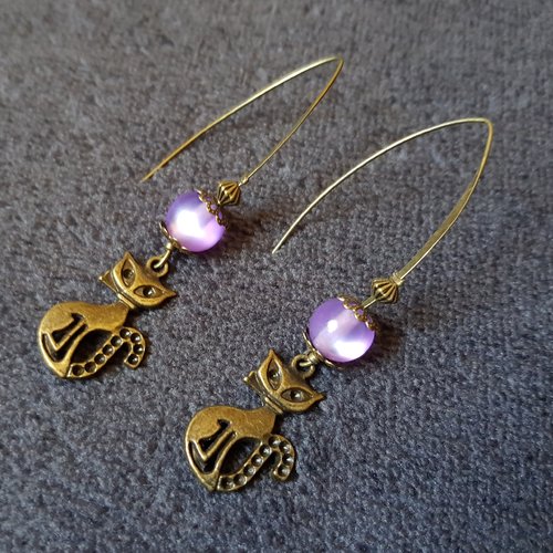 Boucle d'oreille chat, perles en acrylique violet lilas, crochet en métal bronze