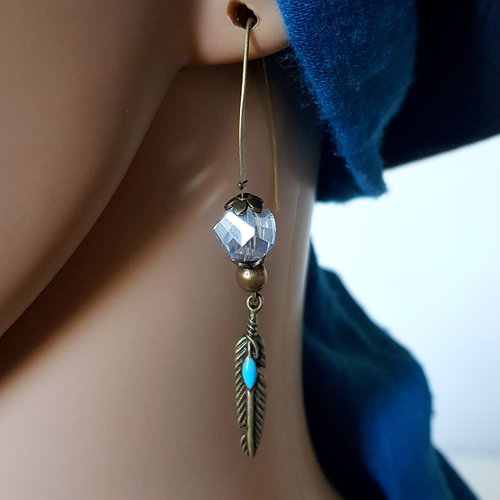 Boucle d'oreille plume avec émail bleu, perles en verre transparente, crochets en métal bronze