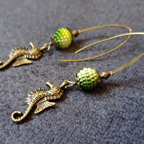 Boucle d'oreille hippocampe, perles en acrylique vert, jaune, blanc, crochet en métal bronze