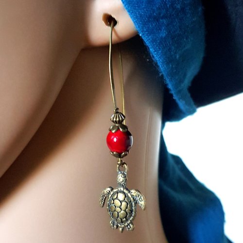 Boucle d'oreille tortue, perles en verre rouge foncé tacheté noir, crochets en métal bronze