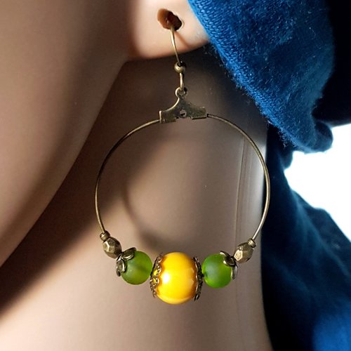 Boucle d'oreille créole, perles en verre jaune, verte, métal bronze