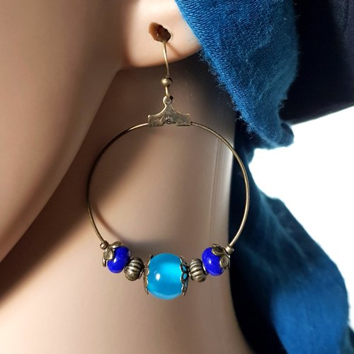 Boucle d'oreille créole, perles en verre et acrylique bleu, métal bronze