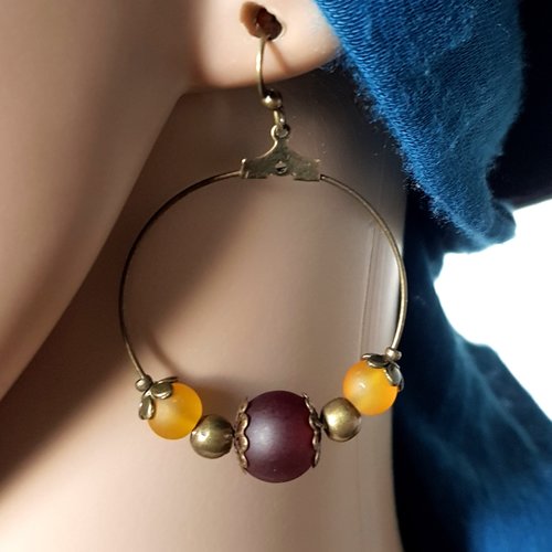 Boucle d'oreille créole, perles en verre jaune moutarde, rouge foncé givré, métal bronze