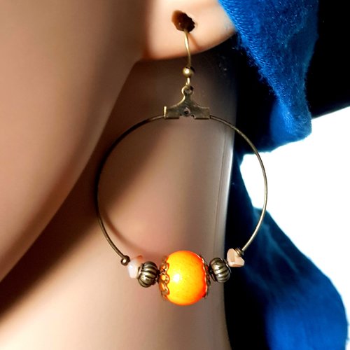 Boucle d'oreille créole, perles en verre orange pailleté, métal bronze