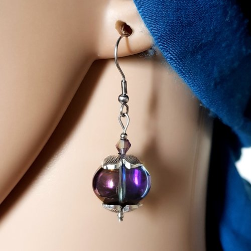 Boucle d'oreille perles transparente avec reflets bleuté , violet, crochet en métal acier inoxydable argenté