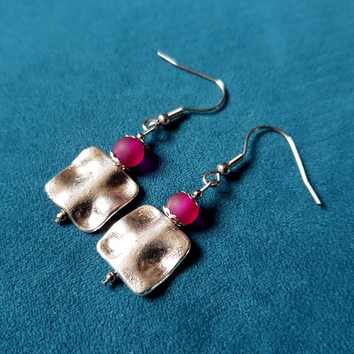 Boucle d'oreille perles carré et en verre rose fuchsia, crochet en métal acier inoxydable argenté