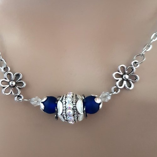 Collier fleurs, perles avec strass et émail blanc, perle bleu, fermoir, chaîne en métal acier inoxydable argenté