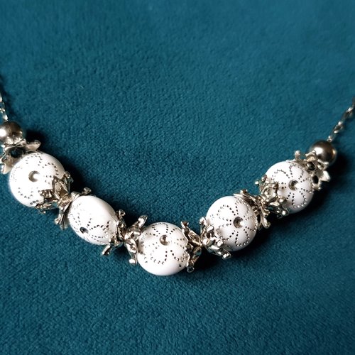 Collier perle en acrylique blanc fleurs, coupelles, fermoir, chaîne en métal acier inoxydable argenté