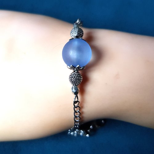Bracelet fleurs, perle en verre bleu givré, fermoir mousqueton, chaîne d’extension, métal acier inoxydable argenté