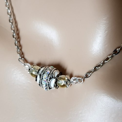 Collier fleurs, perles avec strass et émail blanc, fermoir, chaîne en métal acier inoxydable argenté