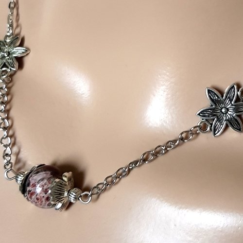 Collier perles en verre, fleur, perle en verre bordeaux tacheté, fermoir, chaîne en métal acier inoxydable argenté