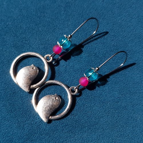 Boucle d'oreille oiseaux, perles  bleu, rose fuchsias, crochet en métal acier inoxydable argenté